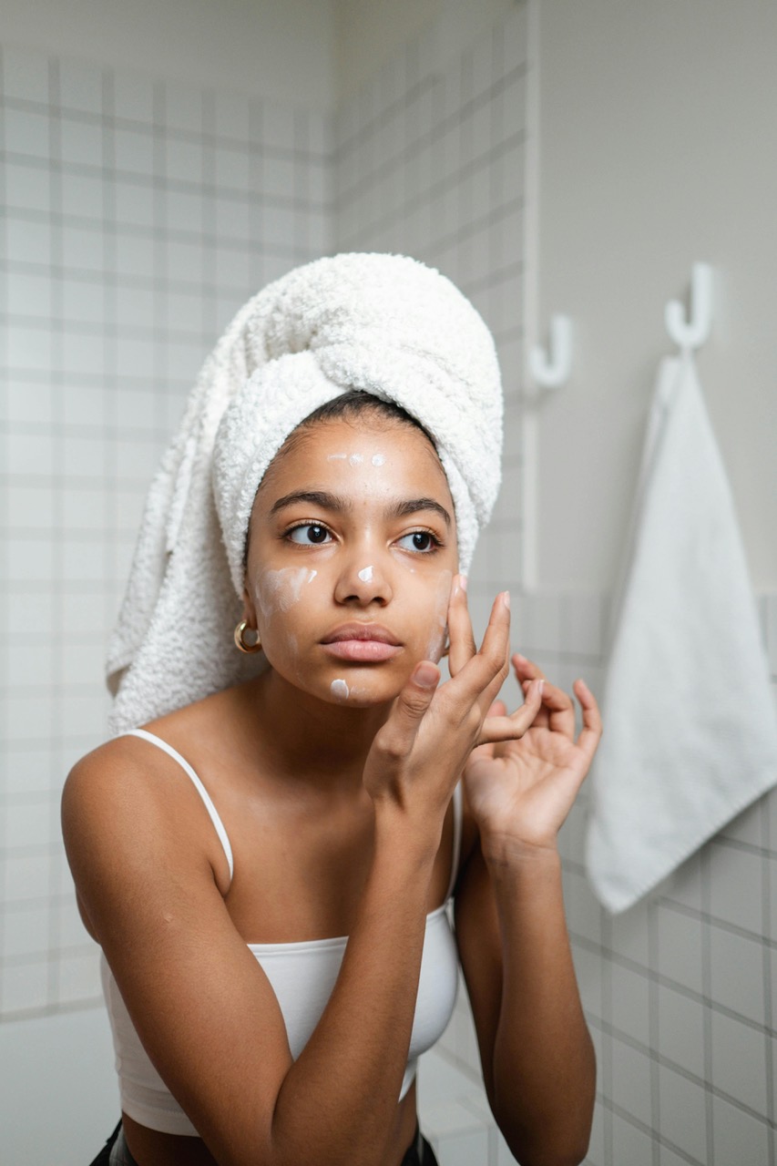 Towel-drying kinky, coily or curly hair aggressively with a towel causes hair breakage that will cancel out hair growth, making it look like the hair can’t grow./ Photo by Ron Lach/pexels.com Photo for illustrative purposes only